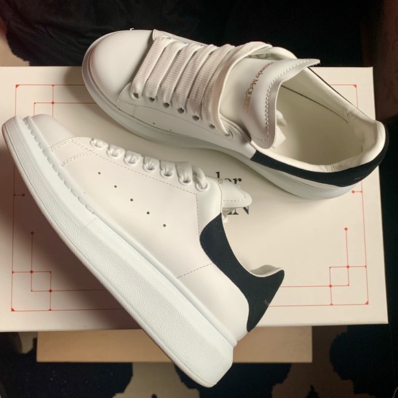 ❌SOLD❌ Alexander McQueen Larry Sneaker - Picture 8 of 13